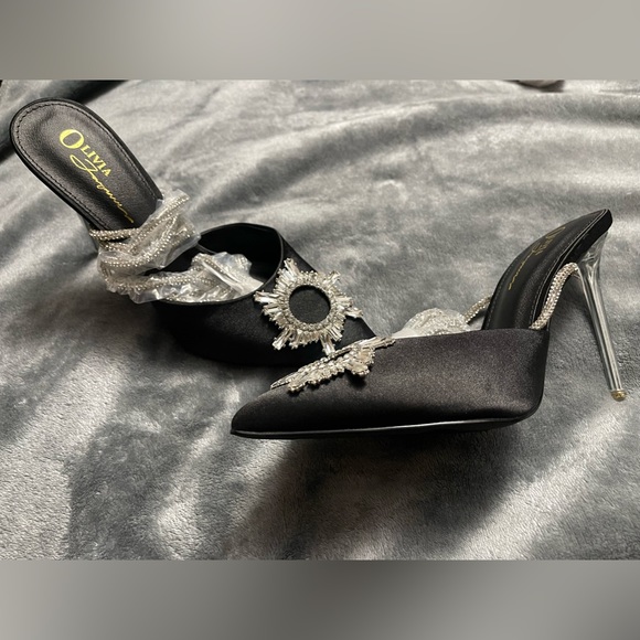 Beautiful shoes just but fit more of a size 8 than 8 1/2. Never wore the shoes. - Picture 5 of 5